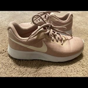 Nike sneakers. Color: blush